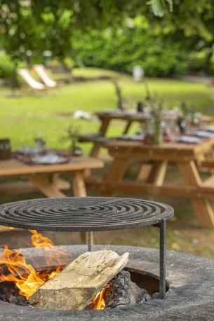 Hôtel La Verniaz, 4 étoiles à Evian - Barbecue allumé pour les grillades chez Auguste en été