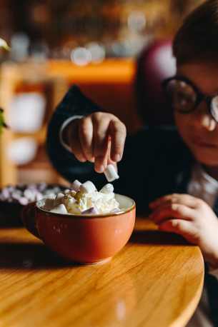 Hôtel Ermitage, 4 étoiles à Evian - Enfant mettant des guimauves dans son chocolat chaud