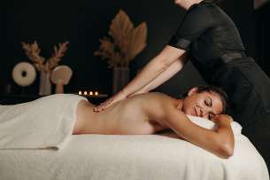Hôtel Ermitage, hôtel 4 étoiles à Evian - massage du dos au Spa 4 Terres