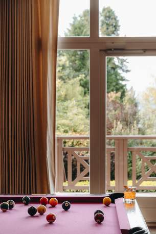 Hôtel Ermitage, 4 étoiles à Evian - Jeu de billard en cours avec un cocktail sur le bord