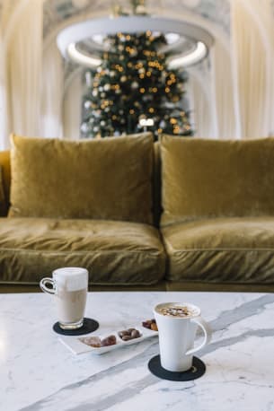 Boissons chaudes dans le grand salon de l'hôtel royal