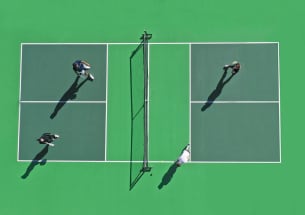 Hôtel Royal, 5 étoiles à Evian - 4 personnes jouant au pickleball vue du ciel