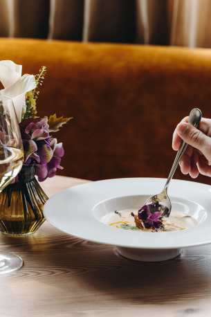 Hôtel Ermitage, 4 étoiles à Evian - Plat d'automne du restaurant La Table avec un bouquet de fleurs violettes
