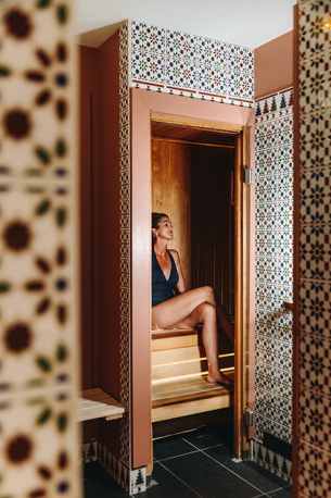 Hôtel Ermitage, 4 étoiles à Evian - Femme dans le sauna du Spa 4 Terres