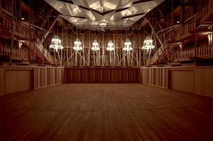 Les Mélèzes, salles de spectacles à Evian - Salle vide de la Grange au Lac et ses 6 lustres