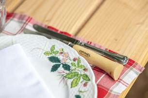 Hôtel La Verniaz, 4 étoiles à Evian - Détails de l'assiette fleurie avec un Opinel
