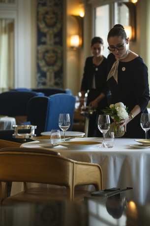 Hôtel Royal, 5 étoiles à Evian - Mise en place des tables avec ajout de bouquet de fleur sur table aux Fresques
