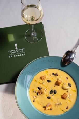 Evian Resort Golf Club - Assiette bleue du restaurant Le Chalet