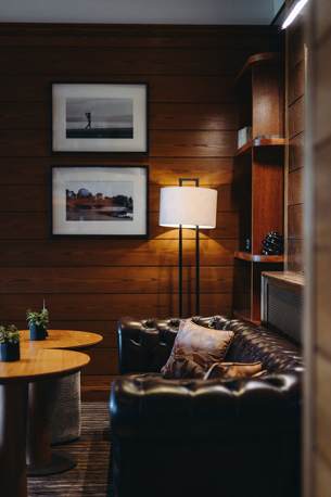 Hôtel Ermitage, 4 étoiles à Evian - Canapé en cuir du bar La Bibliothèque