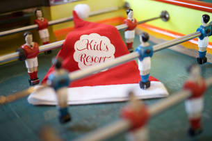 un bonnet de noël Kids Resort posé sur un babyfoot