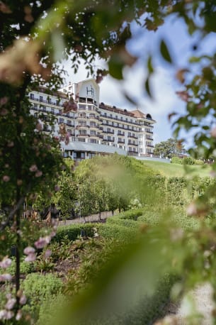 Vue de la façade de l'hôtel Royal avec le potager en contre bas