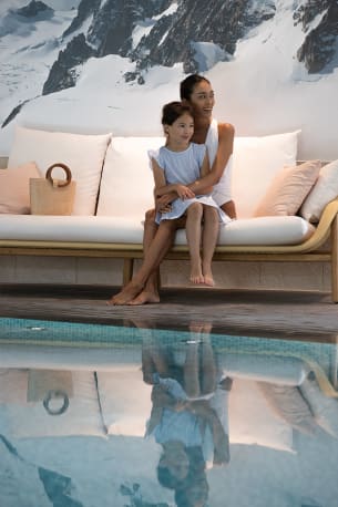 maman à la piscine evian SPA avec sa fille