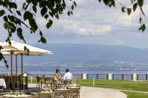 Couple déjeunant sur la terrasse du restaurant La Véranda