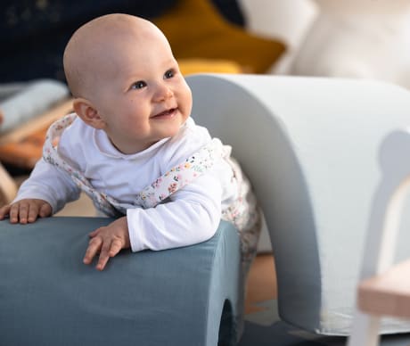 bébé souriant et jouant dans l'espace mobilité du Kid's Resort