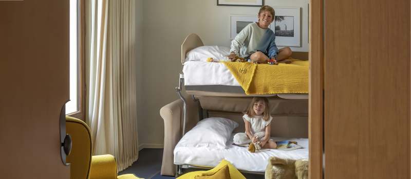 Hôtel Royal, hôtel 5 étoiles à Evian - Enfants sur des lits superposés dans les chambres famille de l'hôtel