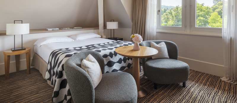 Hôtel Ermitage, 4 étoiles à Evian - Chambre vue sur le parc et son grand lit