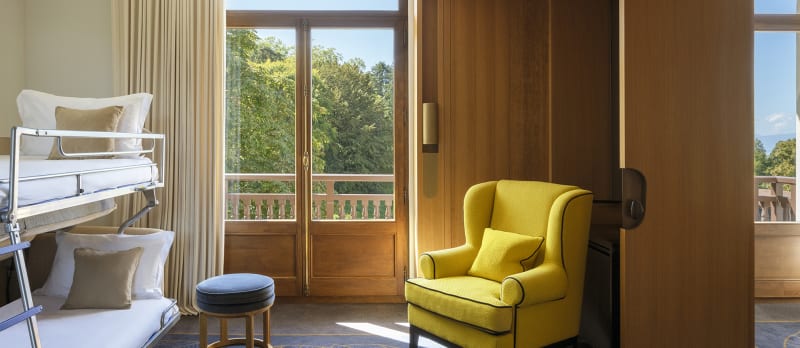 Hôtel Royal, hôtel 5 étoiles à Evian - Salon avec lits superposés avec vue parc