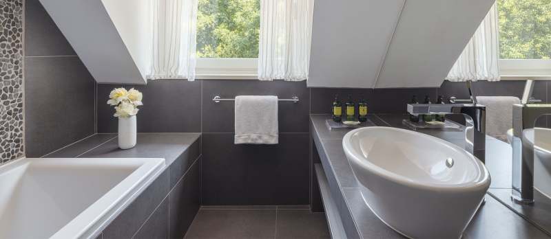 Hôtel Ermitage, 4 étoiles à Evian - Salle de bain avec baignoire et vasque côté sud