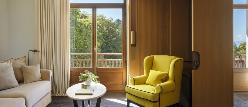 Hôtel Royal, hôtel 5 étoiles à Evian - Salon avec un canapé convertible et un fauteuil