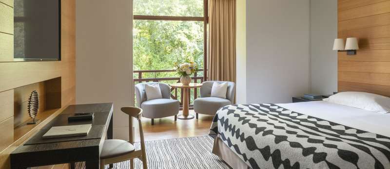 Hôtel Ermitage, 4 étoiles à Evian - Chambre et salon de la Deluxe Sud avec TV