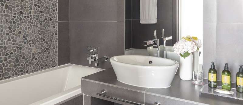 Hôtel Ermitage, 4 étoiles à Evian - Vasque, baignoire et produits de douche de la Castel Lac