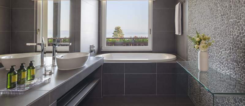 Hôtel Ermitage, 4 étoiles à Evian - Salle de bain de la Suite vue lac avec baignoire