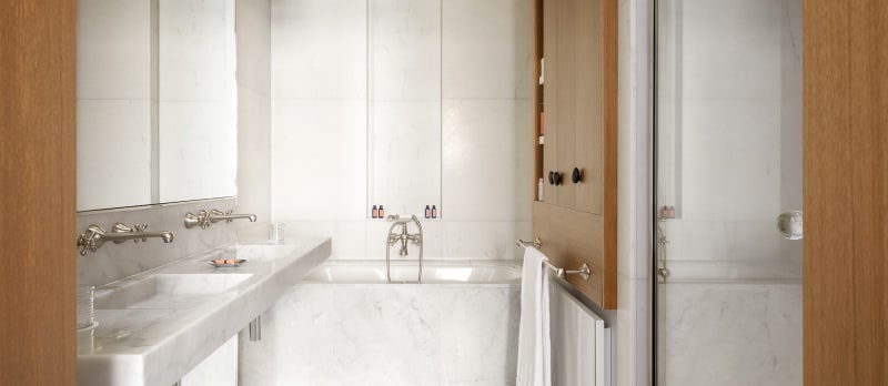Hôtel Royal, hôtel 5 étoiles à Evian - Salle de bain avec douche et baignoire
