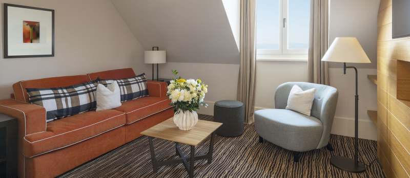 Hôtel Ermitage, 4 étoiles à Evian - Salon avec canapé de la chambre Famille vue Lac