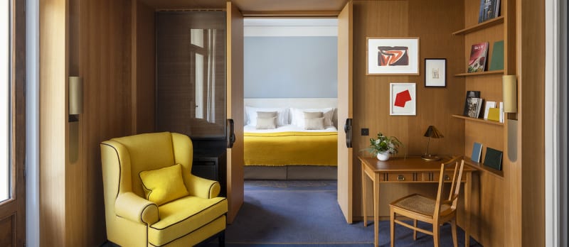 Hôtel Royal, hôtel 5 étoiles à Evian - Salon avec bureau face au lit