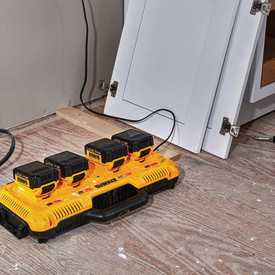 DEWALT 4-port lader DCB104-QW til 18- 54- og 12-V-batterier