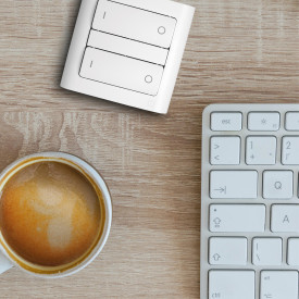 Smartkontakten Zigbee kontakt/lysdæmper til LK Fuga, tænd/sluk tangenter i hvid med LK Fuga Soft 63 ramme & monteringsramme