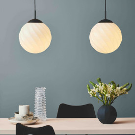 Halo Design Twist Ball pendellampe, sort, Ø15 cm