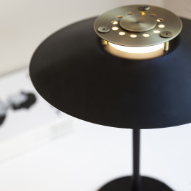 Halo Design Rivoli bordlampe, sort/messing