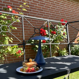 Dyberg Larsen Vienna oppladbar bordlampe, blå