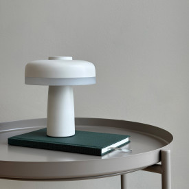 Dyberg Larsen Porter oppladbar bordlampe, hvit