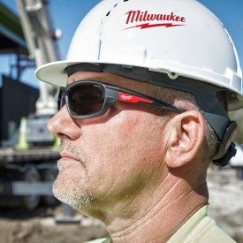 Milwaukee Performance sikkerhedsbriller, tonet glas