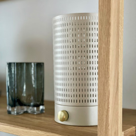 Dyberg Larsen Mesh oppladbar bordlampe, hvit