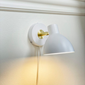 Dyberg Larsen Lilje vegglampe, hvit