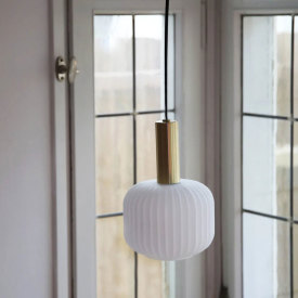 Markslöjd Sober pendel, messing/opal, Ø15 cm