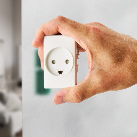 Fesh Curveline stikkontakt med jord, 1,5 modul, hvid