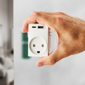 Fesh Curveline stikkontakt med jord og dobbelt USB, 1,5 modul, hvid