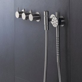 Vola 5411C-070S badekarbatteri, 160 mm tut, med hånddusj, rustfritt stål