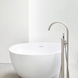 Vola FS5 badekarbatteri, gulvstående, med hånddusj, børstet krom