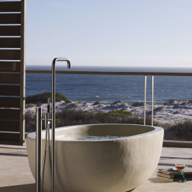 Vola FS1 Fritstående kararmatur med brusesæt, børstet krom