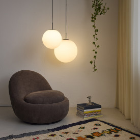 Nielsen Light Nora cafépendellampa, opal/svart, Ø40 cm