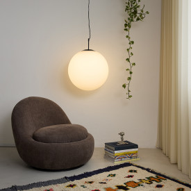 Nielsen Light Nora cafépendellampa, opal/svart, Ø50 cm