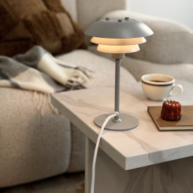 Dyberg Larsen Sixteen bordlampe, grå