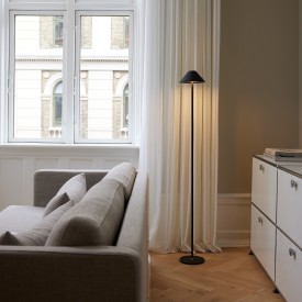 Halo Design Hygge genopladelig gulvlampe, sort