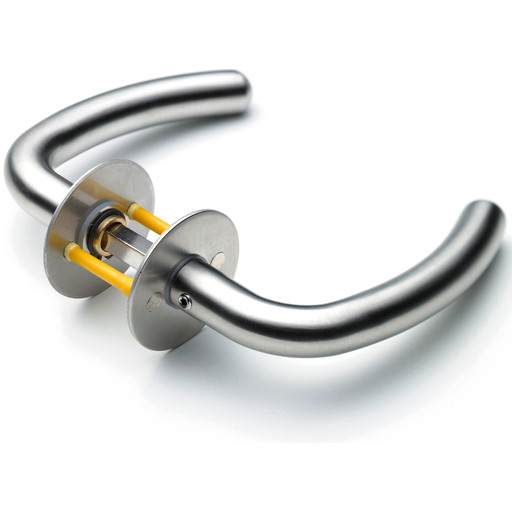 dørgreb k-form m/ros 40-65 l18 monteret massiv roset ø50x2mm