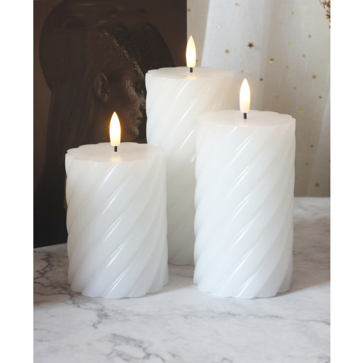 8 stk LED ogquot;Curlyogquot; vokslys med 3D flamme og timer IP20 sett med 3 stk.
